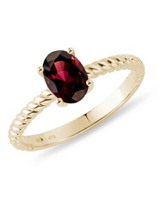 Goldener Ring mit ovalem Granat KLENOTA R0248853