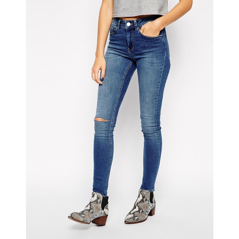 ASOS - Lisbon - Superenge, knöchellange Jeans mit mittlerer Waschung in Busted Blue mit Knien im Used-Look - mittlere Waschung