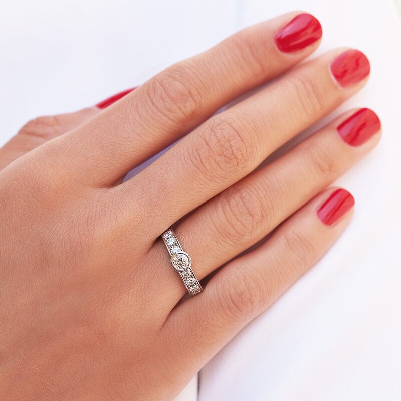 Luxuriöser Ring aus Weißgold mit Diamant KLENOTA K0783012