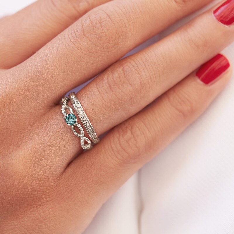 Luxuriöser Ring aus Weißgold mit blauem Diamanten KLENOTA K0400042