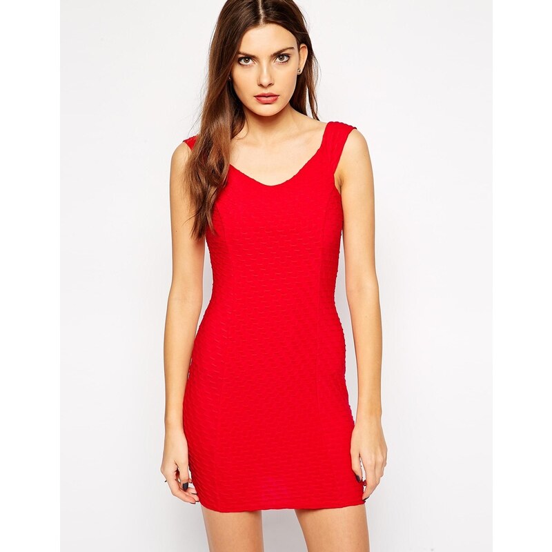 Club L - Texturiertes, figurbetontes Kleid mit schulterfreiem Design - Rot