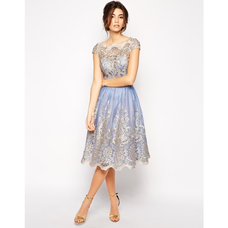 Chi Chi London - Hochwertiges Kleid aus Metallic-Spitze mit Bardotkragen - Cornflower