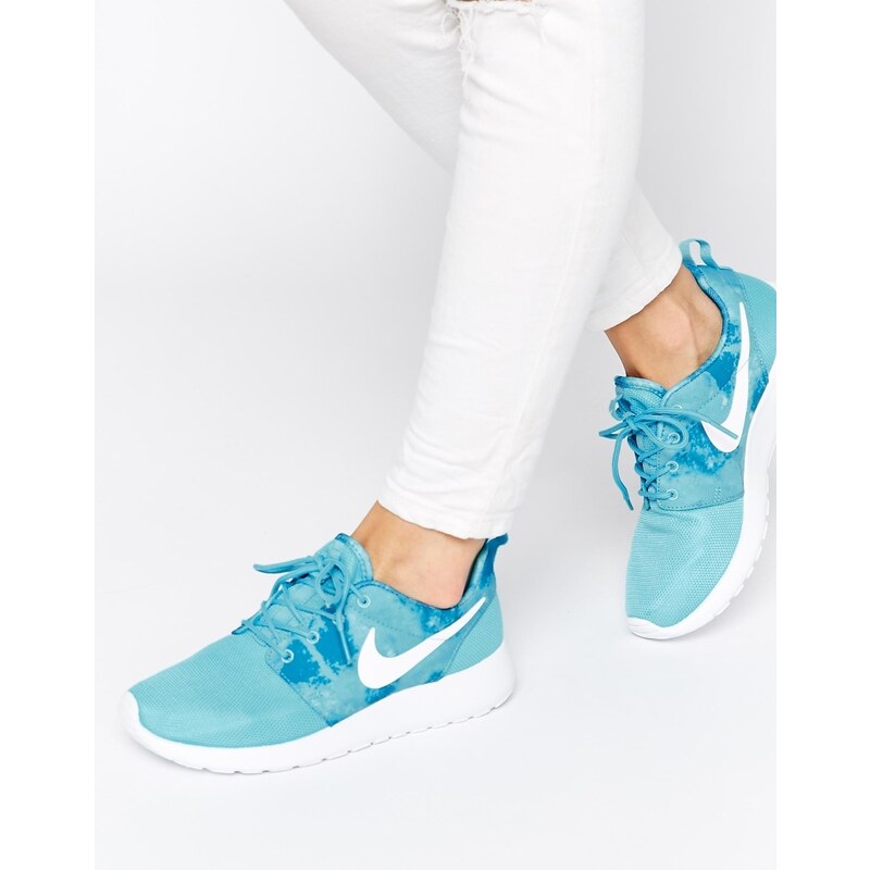 Nike - Rosherun - Blaue Turnschuhe mit Druckeffekt