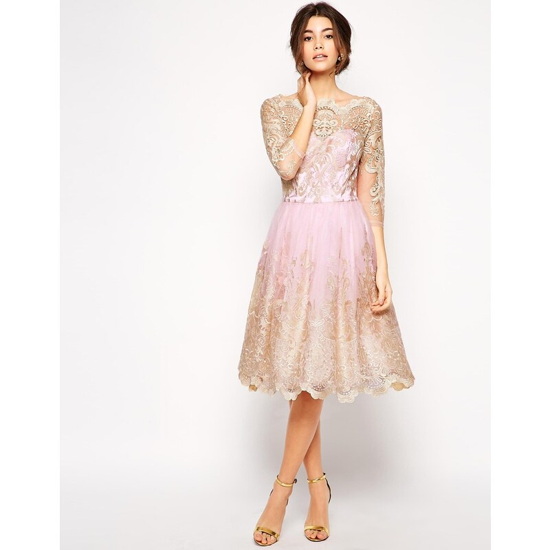 Chi Chi London - Hochwertiges Kleid aus Metallic-Spitze mit Bardotkragen