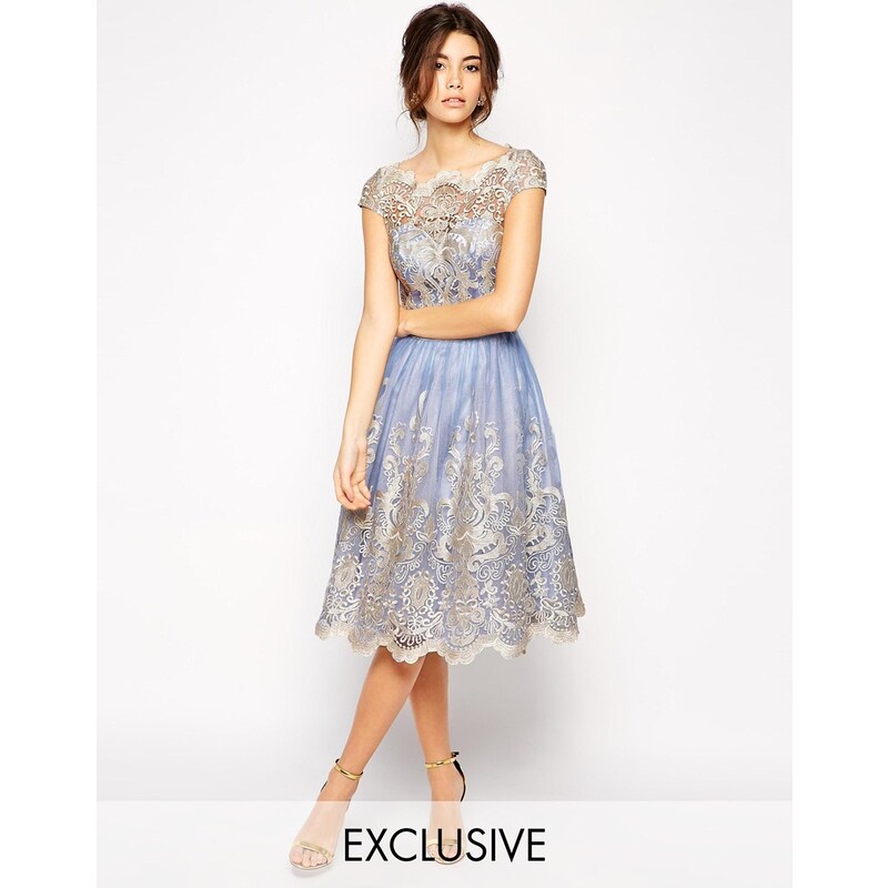 Chi Chi London - Hochwertiges Kleid aus Metallic-Spitze mit Bardotkragen - Cornflower