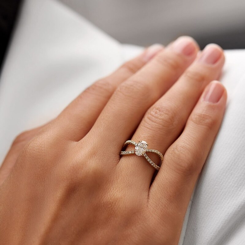 Luxuriöser Ring mit Diamanten aus Gelbgold KLENOTA K0857013