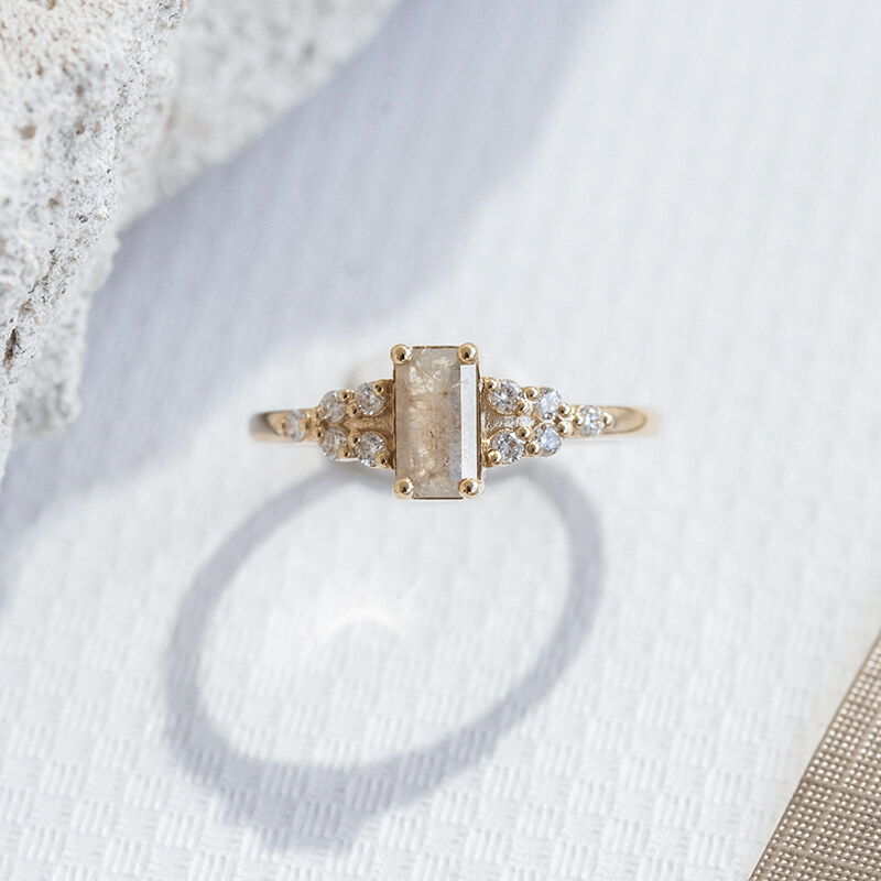 Eppi Ring mit einem Salt and Pepper Diamanten in Emerald-Form und Diamanten Mikolaj