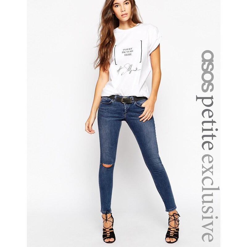 ASOS PETITE - Whitby - Jeans mit zerschlissenem Knie in mittlerer Waschung