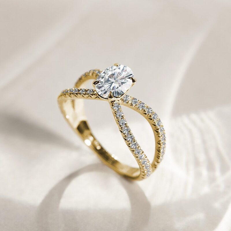Luxuriöser Ring mit Diamanten aus Gelbgold KLENOTA K0857013