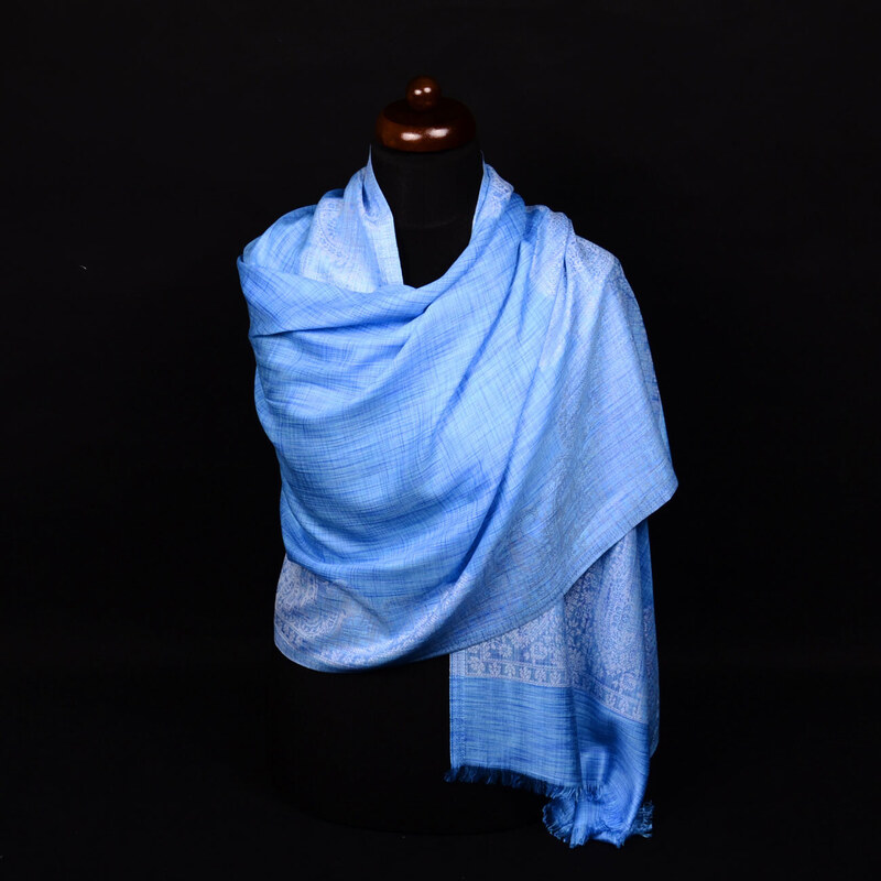 Pranita Schal aus Viskose und Seide mit Ornamenten Tsering hellblau mit Weiß