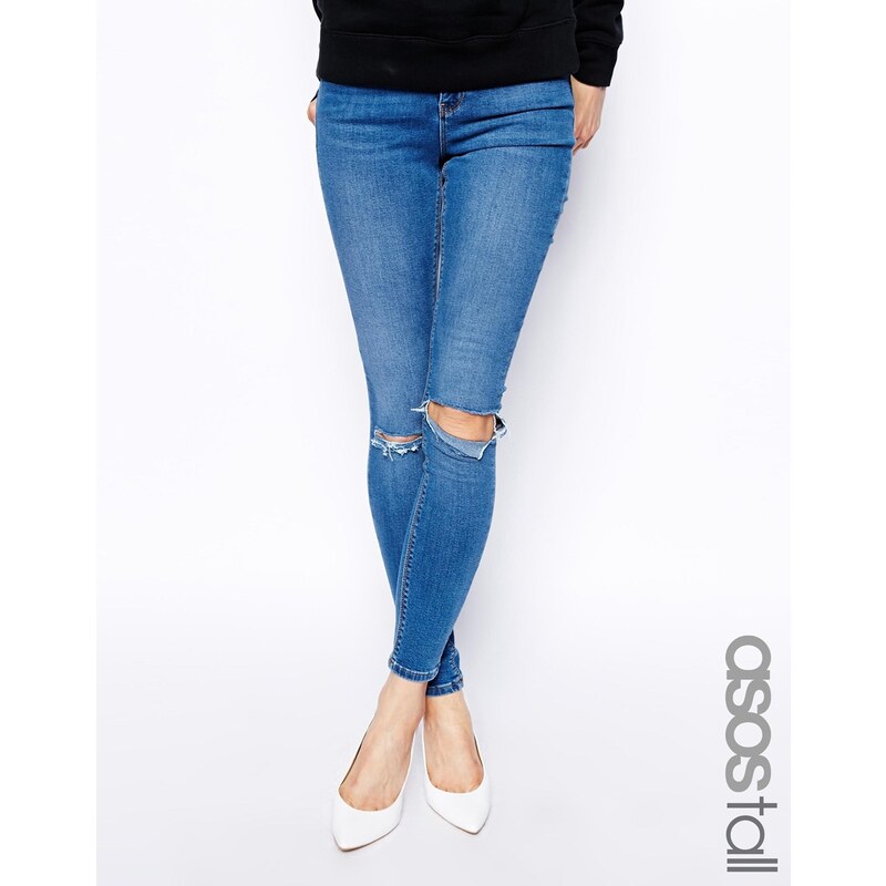 ASOS TALL - Superenge, knöchellange Jeans mit hoher Taille in mittelblauer Busted-Waschung mit Knien im Used-Look - Blau
