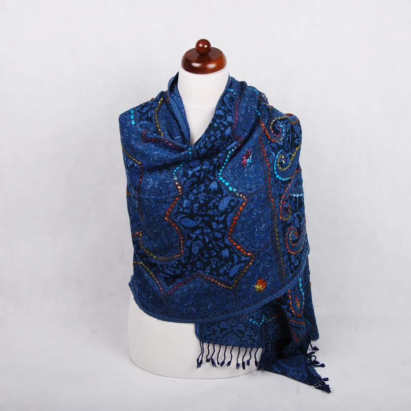Pranita Schal aus Merinowolle handgestickt dunkelblau mit Blau