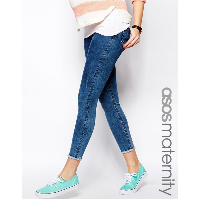 ASOS Maternity - Knöchellange Jeans mit Fransensäumen und unter dem Bauch sitzenden Bund - mittlere Waschung