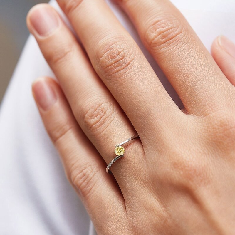 Weißgold-Ring mit gelbem Diamant KLENOTA K0346032