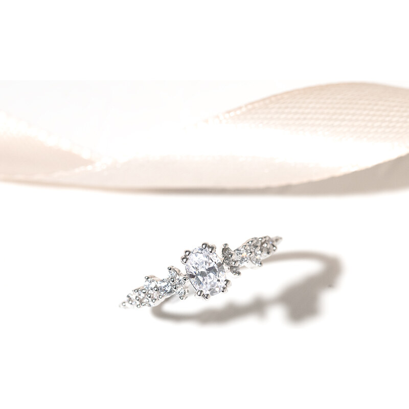 Eppi Verlobungsring mit einem ovalen Lab Grown Diamanten Mica