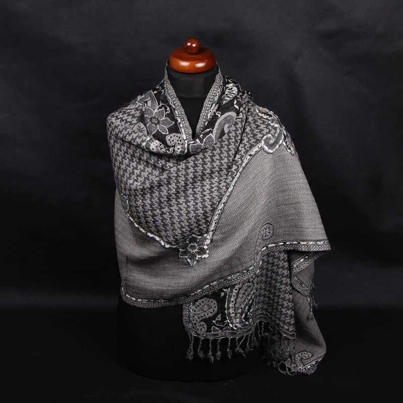 Pranita Schal aus Merinowolle handgestickt grau-schwarz mit Cremefarbe