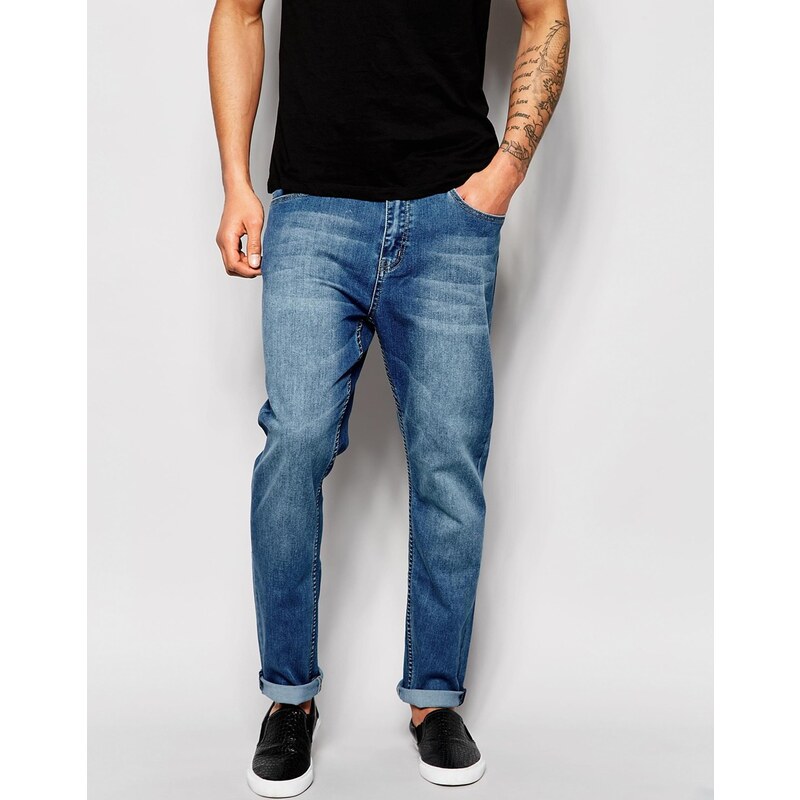 Cheap Monday - Schmal zulaufende Jeans mit tiefem Sitz in Mittelblau - Blau