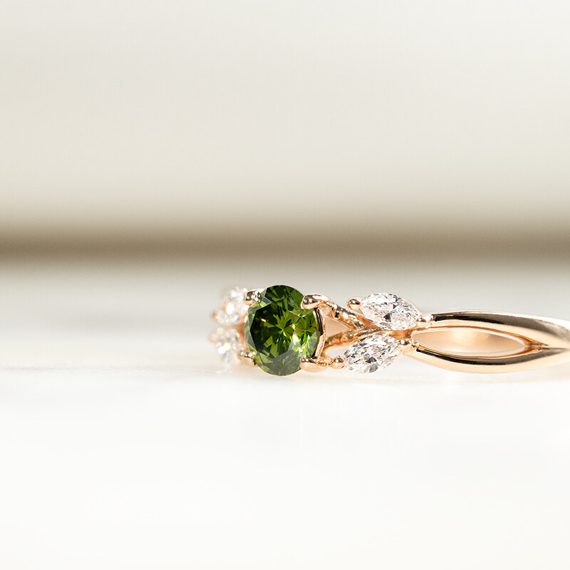 Eppi Verlobungsring mit grünem Diamanten und Lab Grown Diamanten in Marquise Form Halym
