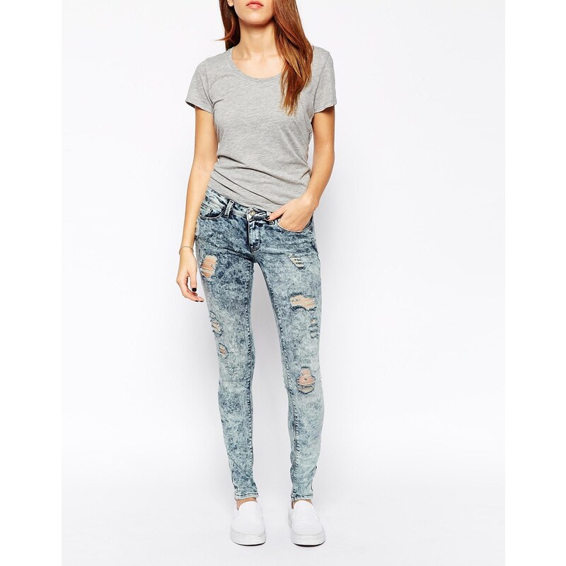 Only - Carrie - Enge Jeans mit tiefem Bund in heller Waschung
