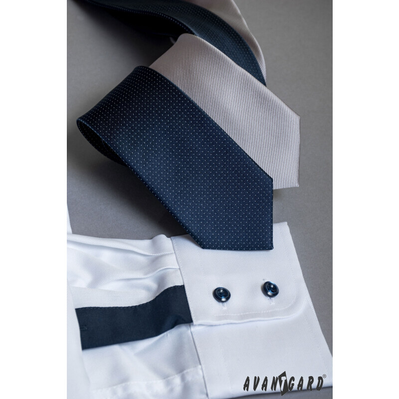 Avantgard Weißes Herrenhemd mit blauen Accessoires