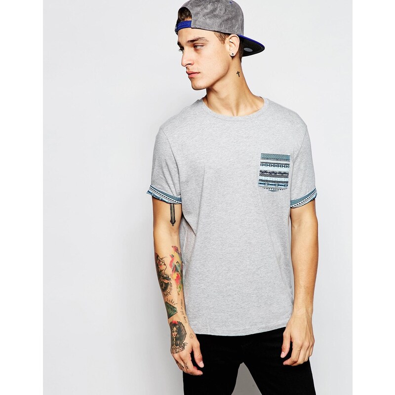 ASOS - T-Shirt in Skater-Passform mit Tasche und gerollten Ärmeln mit Aztekenprint - Grau