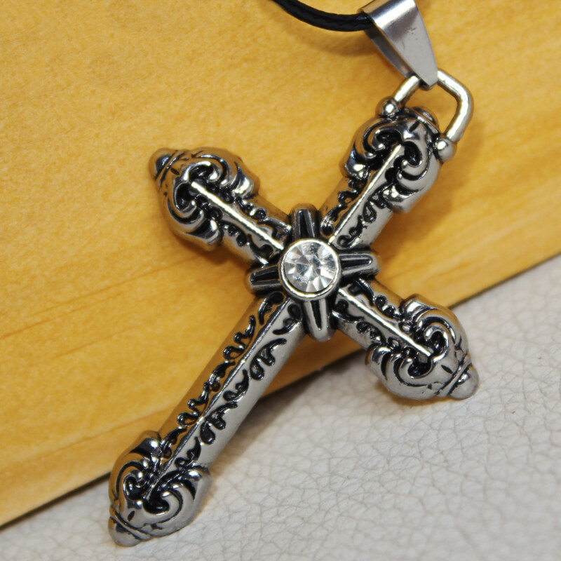 Lesara Halskette mit Titan-Kreuz