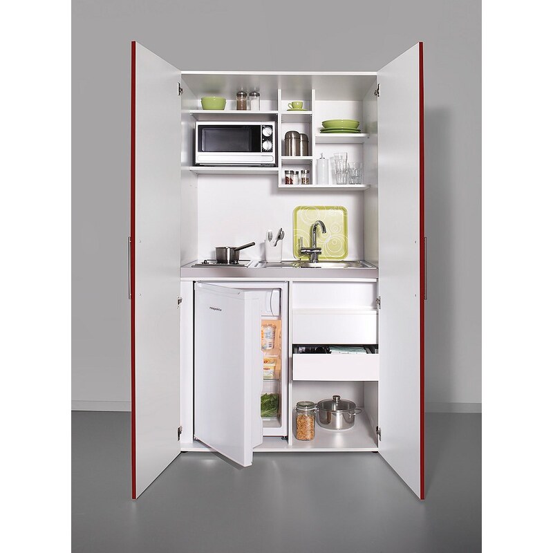 Schrankküche mit Glaskeramik-Kochfeld, Kühlschrank und Mikrowelle
