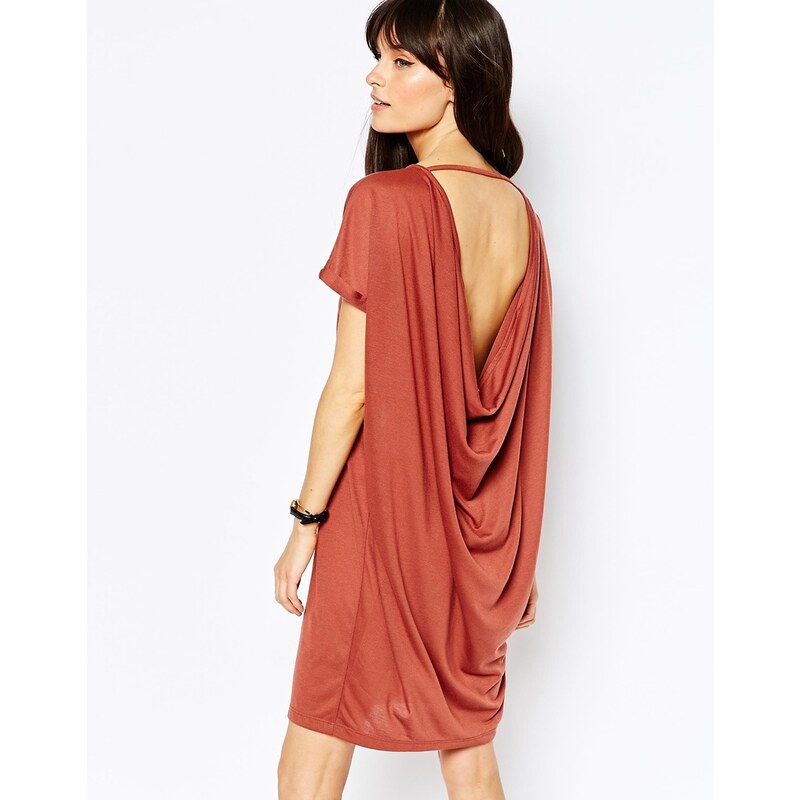 Vero Moda - T-Shirt-Kleid mit drapierter Rückseite - Rot