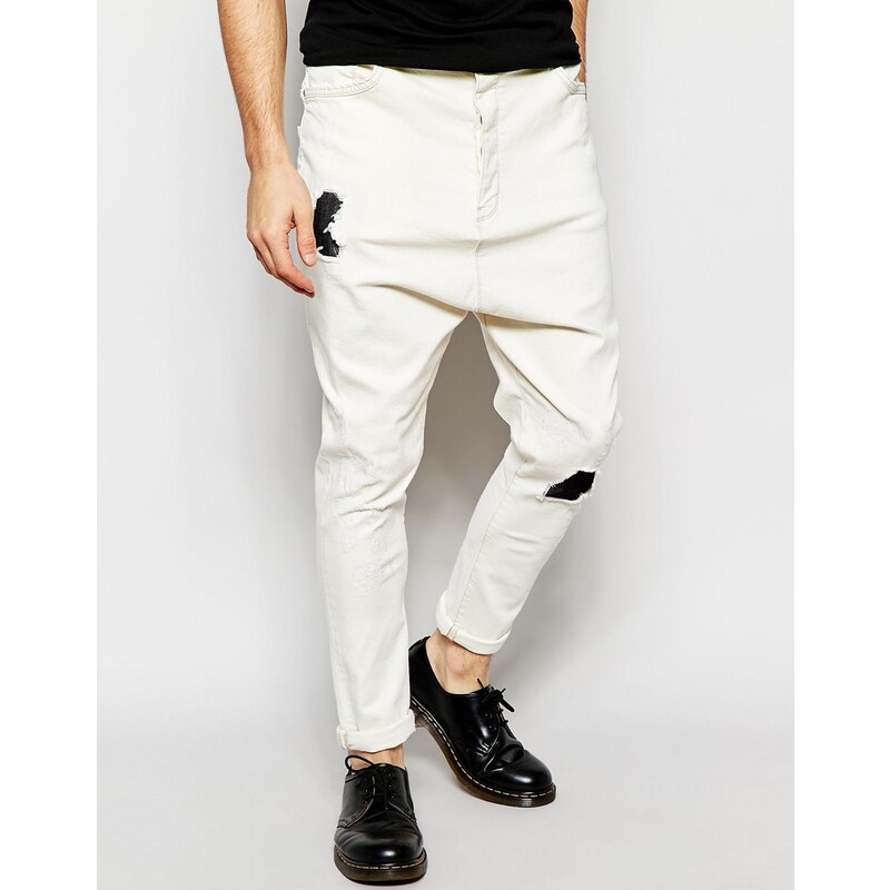 ASOS - Jeans in Ecru mit tiefem Schritt und Abnutzungen - Weiß