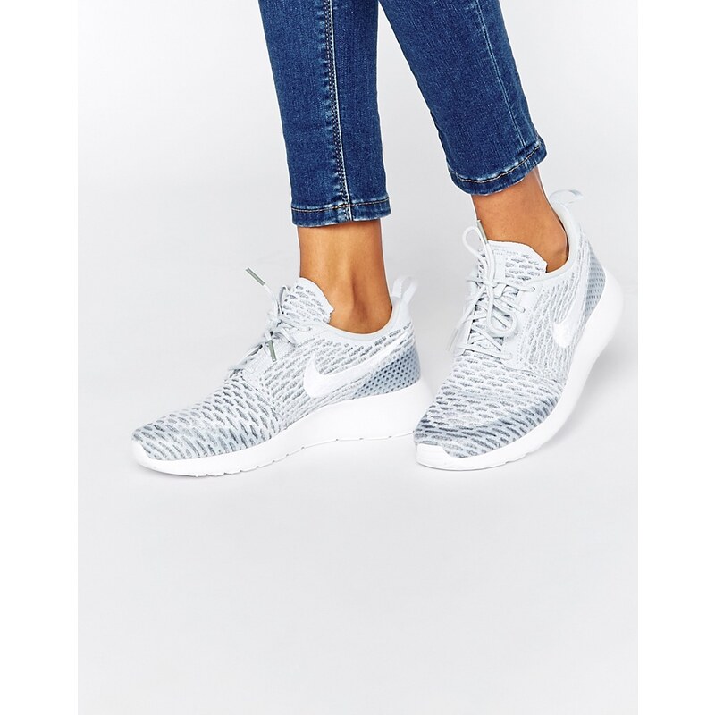 Nike - Roshe Platinum - Weiße Sneakers aus Fly Knit - Platin/Weiß