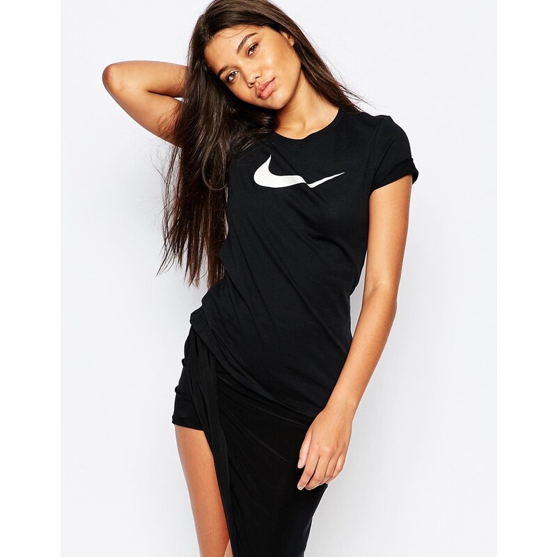 Nike - Anliegendes T-Shirt mit Swoosh-Logo - Schwarz
