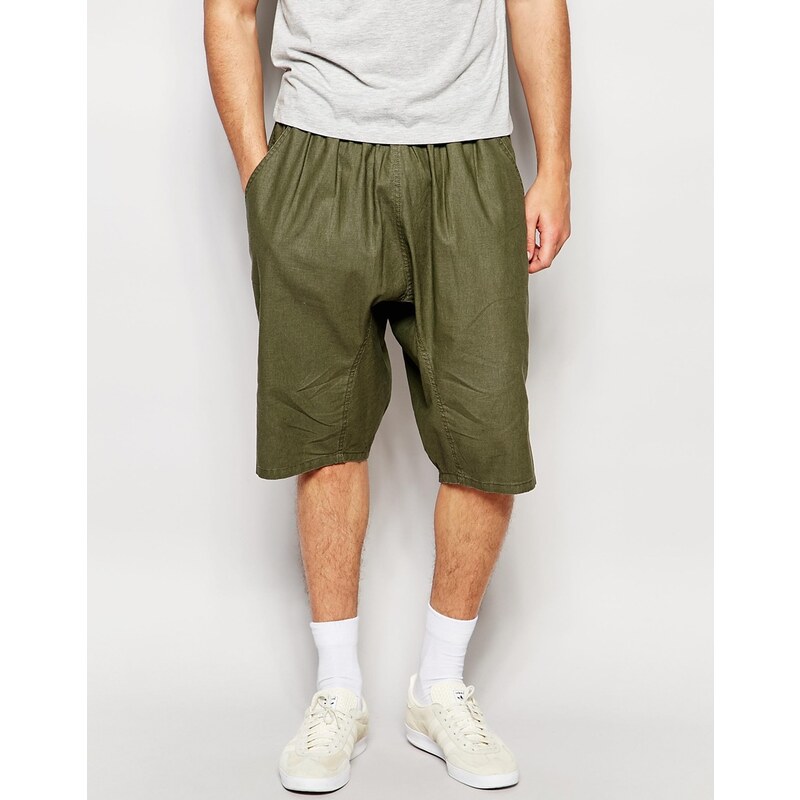 ASOS - Shorts in Khaki mit tiefem Schritt - Grün