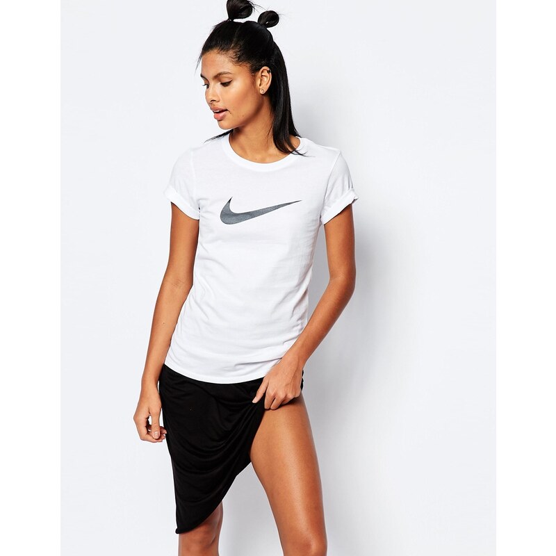 Nike - Anliegendes T-Shirt mit Swoosh-Logo