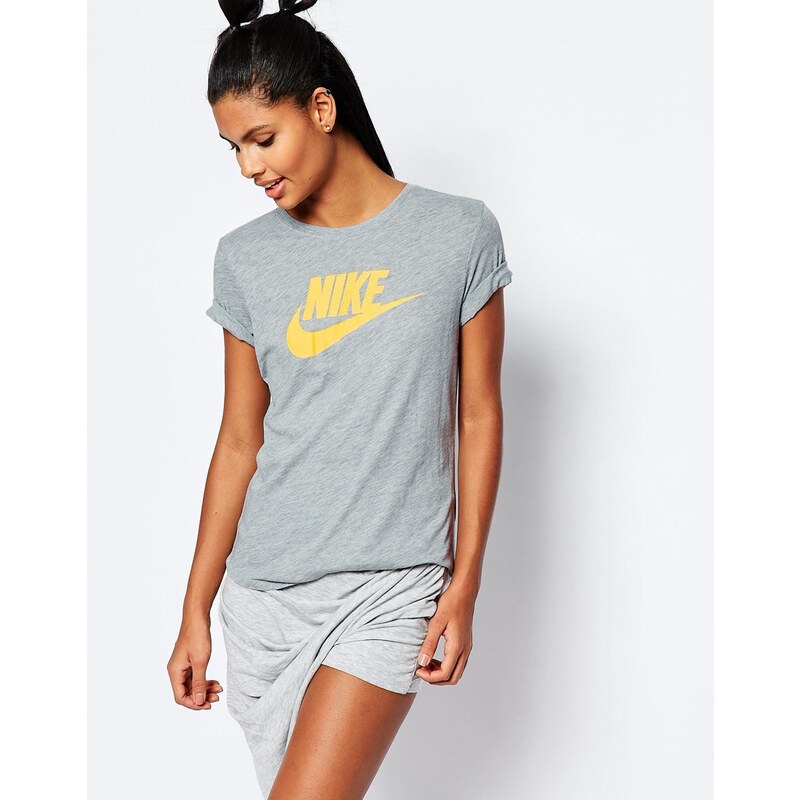Nike - Anliegendes T-Shirt mit Swoosh-Logo und Schriftzug - Schwarz