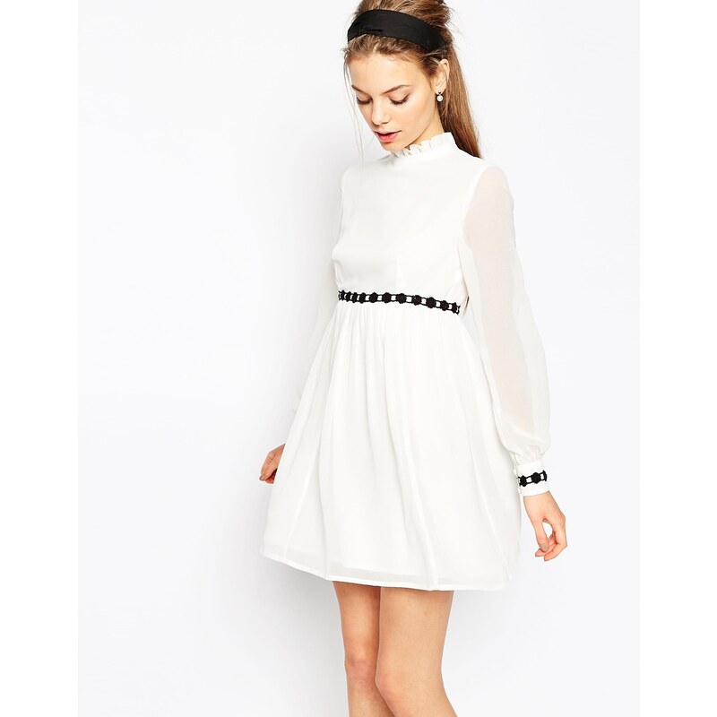 ASOS - Babydoll-Kleid mit Kontrastbordüre - Cremeweiß