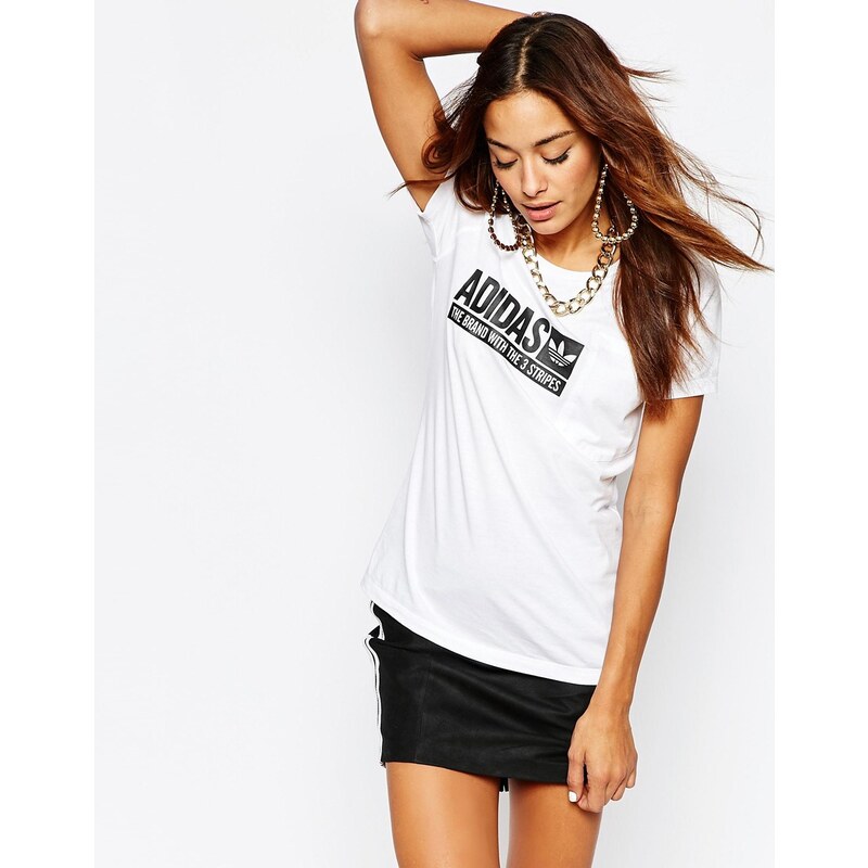 adidas Originals - Figurbetontes T-Shirt mit kastenförmigem T-Shirt - Weiß