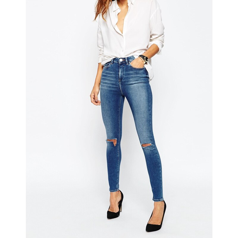 ASOS - Ridley - Skinny Jeans mit hoher Taille in Darmera Stonewash mit zerrissenen Knien - Darmera Mittelblau
