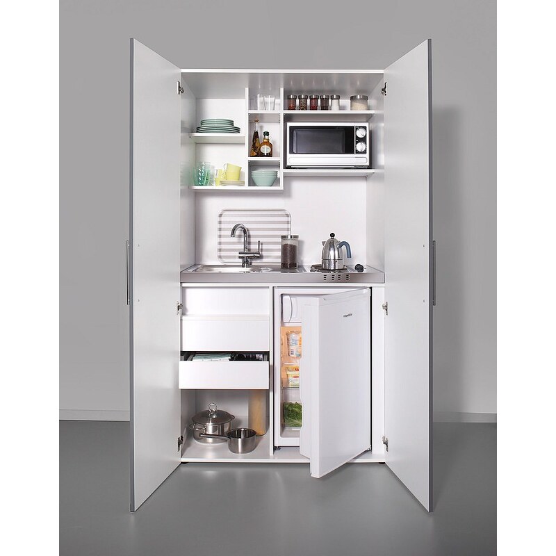 Schrankküche mit Kochplatten, Kühlschrank und Mikrowelle