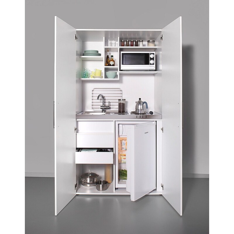 Schrankküche mit Kochplatten, Kühlschrank und Mikrowelle