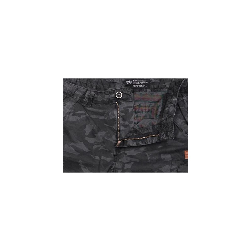 Alpha Industries Imperial 3/4 Shorts black camo