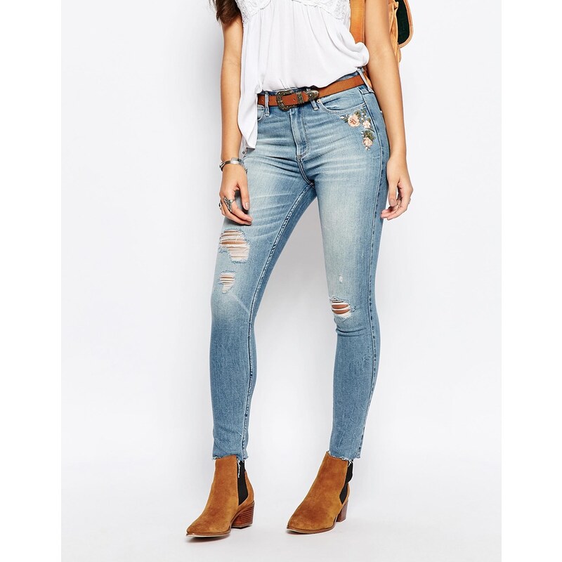 Abercrombie & Fitch - Skinny-Jeans mit hohem Bund und Blumenstickerei - Blau