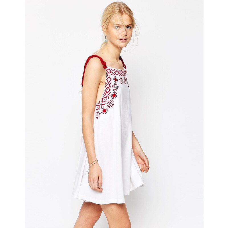 ASOS - Besticktes, ausgestelltes Sommerkleid mit Kordelträgern - Weiß