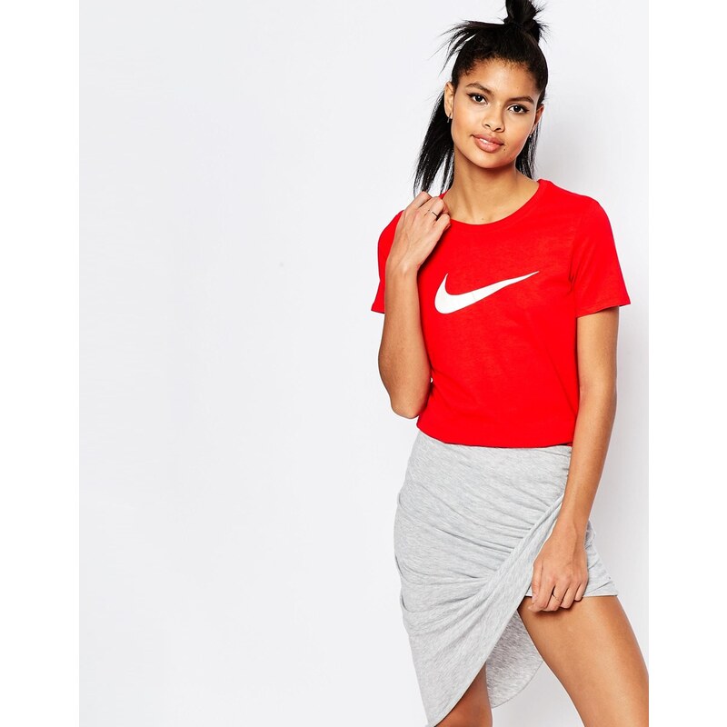 Nike - Anliegendes T-Shirt mit Swoosh-Logo - Rot