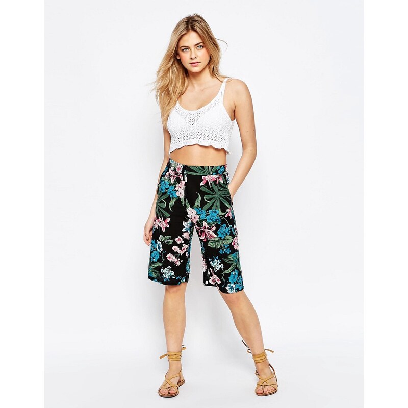 Glamorous - Lange Shorts mit tropischem Muster - Rosa