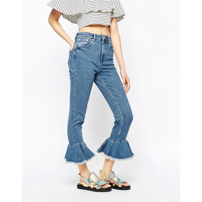 ASOS FARLEIGH - Schmale Mom-Jeans mit hoher Taille und ausgestelltem Rüschensaum - Blau