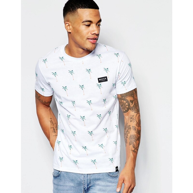 Nicce London - T-Shirt mit durchgehendem Palmenmuster - Weiß