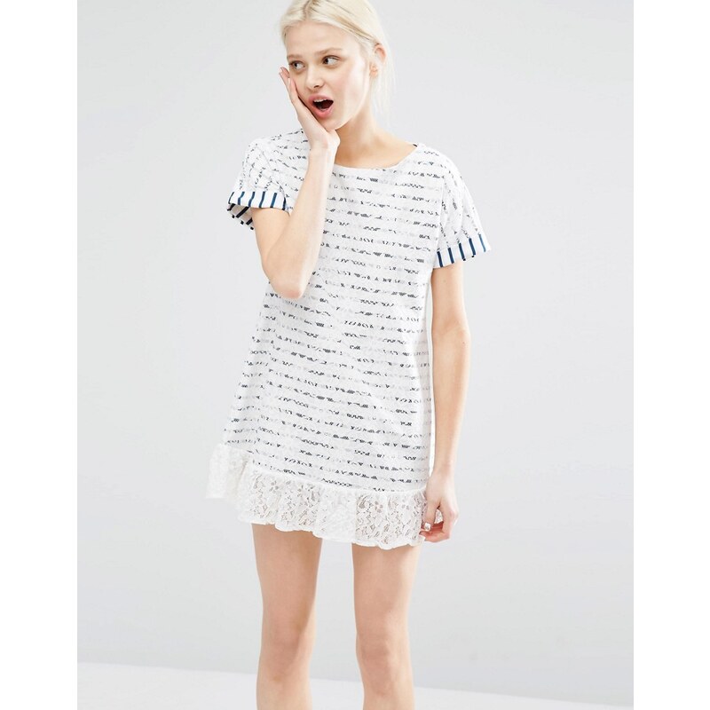 I Love Friday - T-Shirt-Kleid mit Bretonenstreifen und spitzenverziertem Saum - Weiß