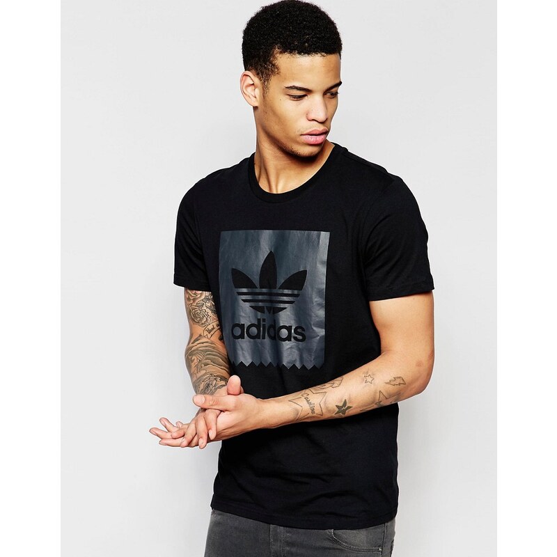 adidas Originals - T-Shirt mit großem Logodruck in Schwarz, AO0754 - Schwarz