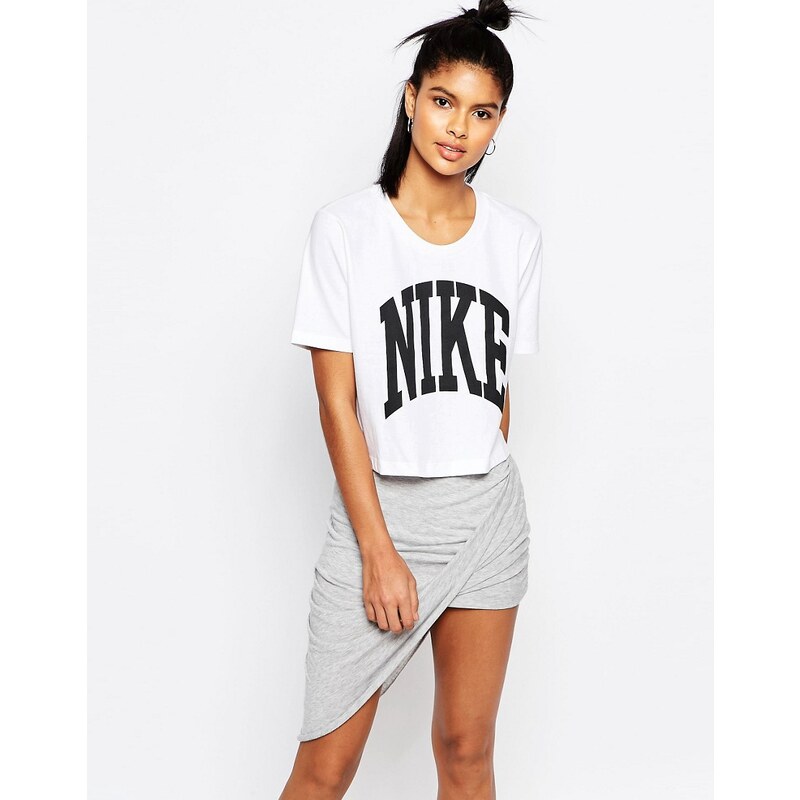 Nike - Kurz geschnittenes T-Shirt mit Textlogo - Weiß