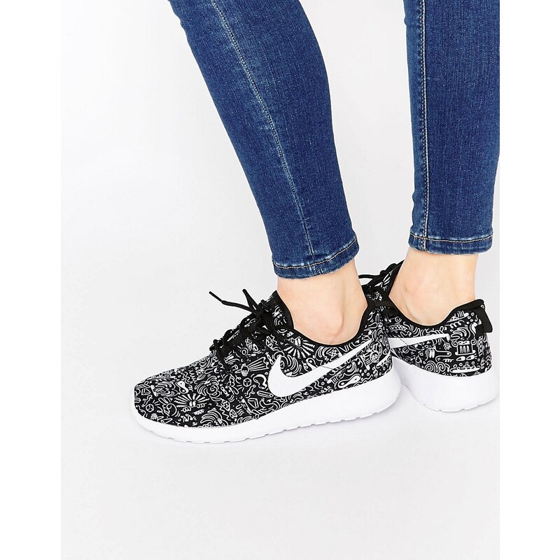 Nike - Roshe - Sneakers mit Print - Schwarzweiß